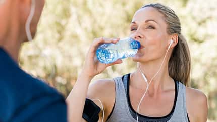 Sportliche Frau trinkt Wasser Sportliche Frau trinkt Wasser
