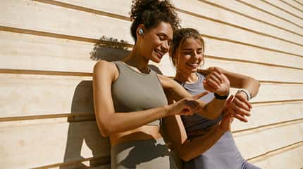 Zwei Frauen schauen auf Fitnesstracker