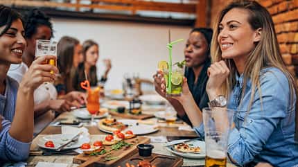 Frauen sitzen im Restaurant im Freien