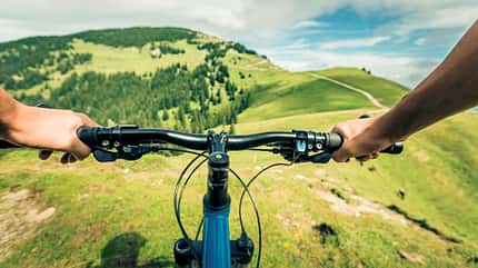 Fahrradfahrer auf Mountainbike in Bayern Fahrradfahrer auf Mountainbike in Bayern