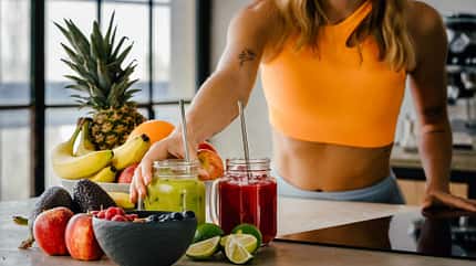 Frau bereitet Smoothie zu Frau bereitet Smoothie zu