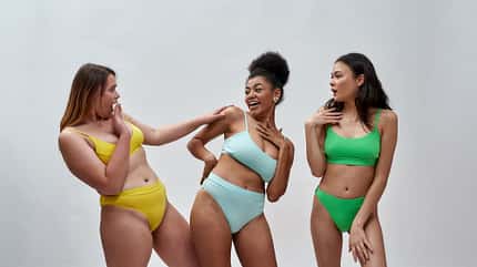 Junge Frauen im Bikini mit verschiedenen Körperformen Junge Frauen im Bikini mit verschiedenen Körperformen