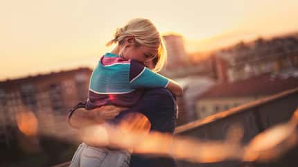 Eine Frau umarmt ihren Partner Eine Frau umarmt ihren Partner