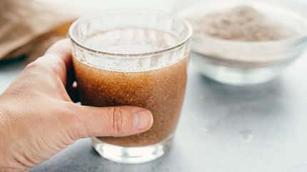 Glas mit Flohsamenschalen und Wasser Glas mit Flohsamenschalen und Wasser