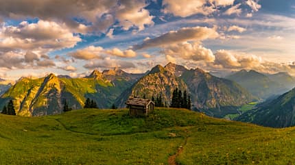 Berghütte in den Ammergauer Alpen bei Sonnenuntergang vom Tegelberggipfel bei Schwangau