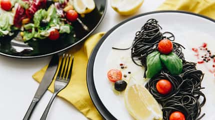 Teller mit Pasta aus schwarzen Bohnen