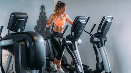 Frau am Crosstrainer Frau am Crosstrainer