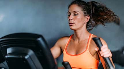 Frau am Crosstrainer Frau am Crosstrainer