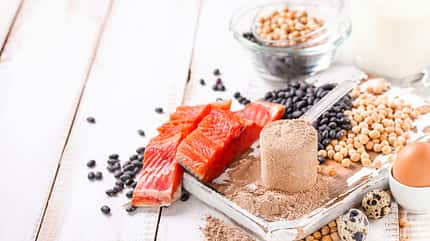 Proteinpulver und andere proteinhaltige Lebensmittel wie Fisch und Hülsenfrüchte Proteinpulver und andere proteinhaltige Lebensmittel wie Fisch und Hülsenfrüchte