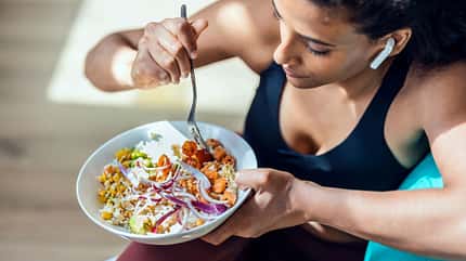 Frau isst aus einer Schale Salat Frau isst aus einer Schale Salat