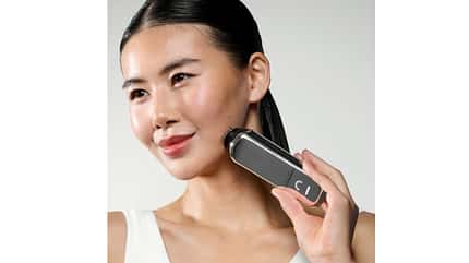 CurrentBody Radiofrequenz-Microneedling-Behandlung CurrentBody Radiofrequenz-Microneedling-Behandlung