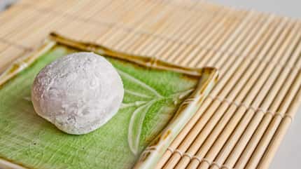 Mochi-Eis auf einer Tischunterlage