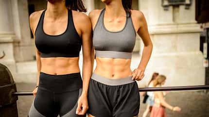 Zwei trainierte Frauen in Sportkleidung Zwei trainierte Frauen in Sportkleidung