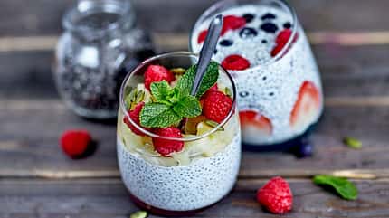 Zwei Gläser mit Chia Pudding und Himbeeren Zwei Gläser mit Chia Pudding und Himbeeren