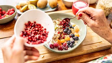 Schüssel mit Obst und Müsli Schüssel mit Obst und Müsli
