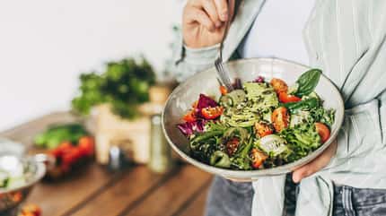 Frau mixt einen gesunden Salat Frau mixt einen gesunden Salat