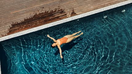 Eine Frau liegt im Pool Eine Frau liegt im Pool