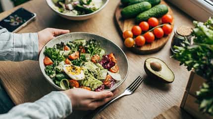 Frau hält eine Salatschale Frau hält eine Salatschale