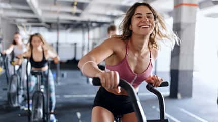Eine Frau trainiert auf dem Crosstrainer Eine Frau trainiert auf dem Crosstrainer