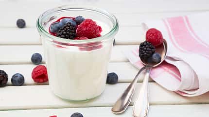 Griechischer Joghurt mit Beeren in einem Glas Griechischer Joghurt mit Beeren in einem Glas