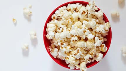 Popcorn in einer roten Schüssel Popcorn in einer roten Schüssel