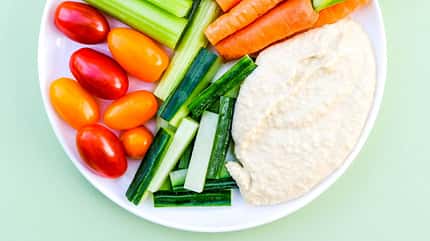 Verschiedenes Gemüse mit Hummus auf einem Teller Verschiedenes Gemüse mit Hummus auf einem Teller