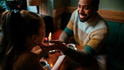 Ein Paar erlebt einen romantischen Moment im Café