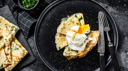Teller, gefüllt mit Eiern und Pfannkuchen Teller, gefüllt mit Eiern und Pfannkuchen