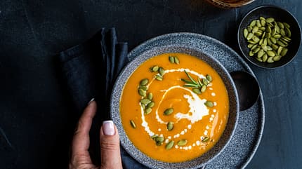 Kürbissuppe auf einem Teller
Kürbissuppe auf einem Teller