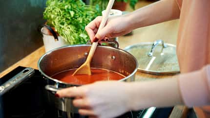Eine Frau kocht Suppe