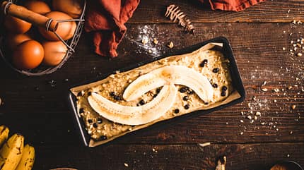 Ein Bananenbrot in einer Backform