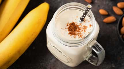 Ein Bananenshake in einem Glas