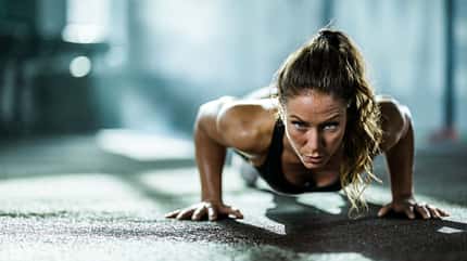 Eine Frau macht Liegestütze