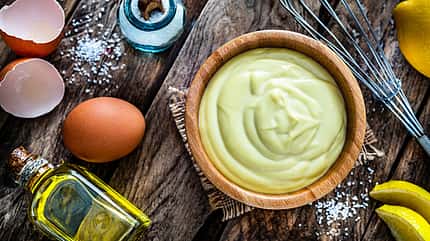 Eine Schale mit Mayonnaise und Olivenöl Eine Schale mit Mayonnaise und Olivenöl