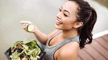 Eine glückliche Frau isst einen Salat Eine glückliche Frau isst einen Salat