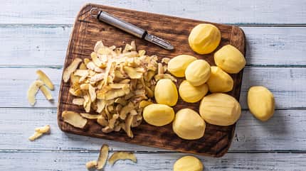 Geschälte Kartoffeln auf einem Brett Geschälte Kartoffeln auf einem Brett