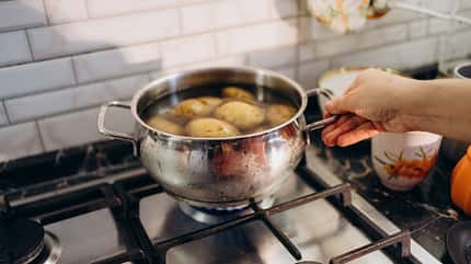 Kartoffeln werden in einem Topf gekocht Kartoffeln werden in einem Topf gekocht