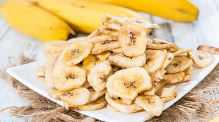 Bananenchips auf einem Teller Bananenchips auf einem Teller