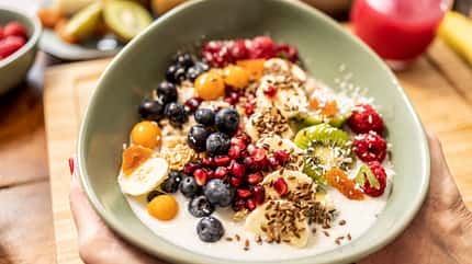 Eine Schale mit gesundem Obst und Müsli Eine Schale mit gesundem Obst und Müsli
