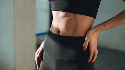 Eine Frau mit trainiertem Bauch Eine Frau mit trainiertem Bauch