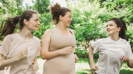 3 glückliche Frauen beim Joggen