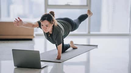 Eine Frau macht Übungen für Arme und Po auf einer Yogamatte