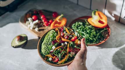 Gesunde Salatbowl mit verschiedenem Gemüse