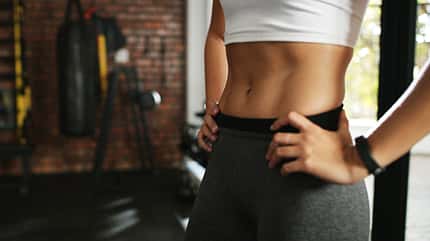 Blick auf den trainierten Bauch einer Frau Blick auf den trainierten Bauch einer Frau