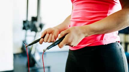 Eine Frau hält ein Springseil Eine Frau hält ein Springseil