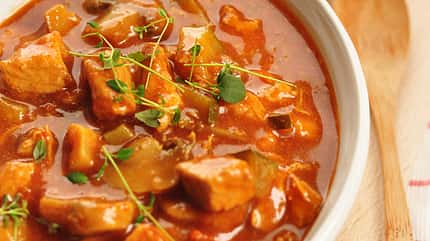 Vegetarisches Gulasch mit Seitan Vegetarisches Gulasch mit Seitan