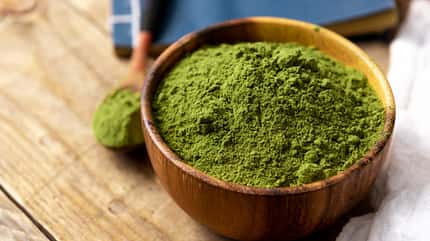 Eine Holzschale mit Matcha Pulver