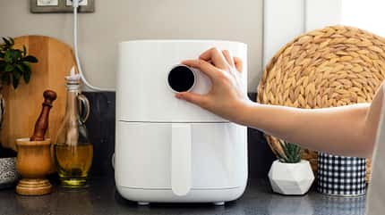 Eine Frau bedient einen Airfryer