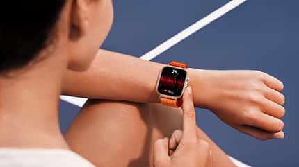 Frau mit HUAWEI WATCH FIT 5 Pro am Handgelenk Frau mit HUAWEI WATCH FIT 5 Pro am Handgelenk