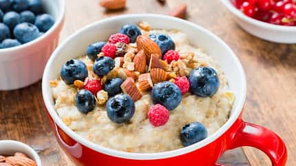 Calciumreiche Rezepte: Porridge mit Beeren und Mandeln
